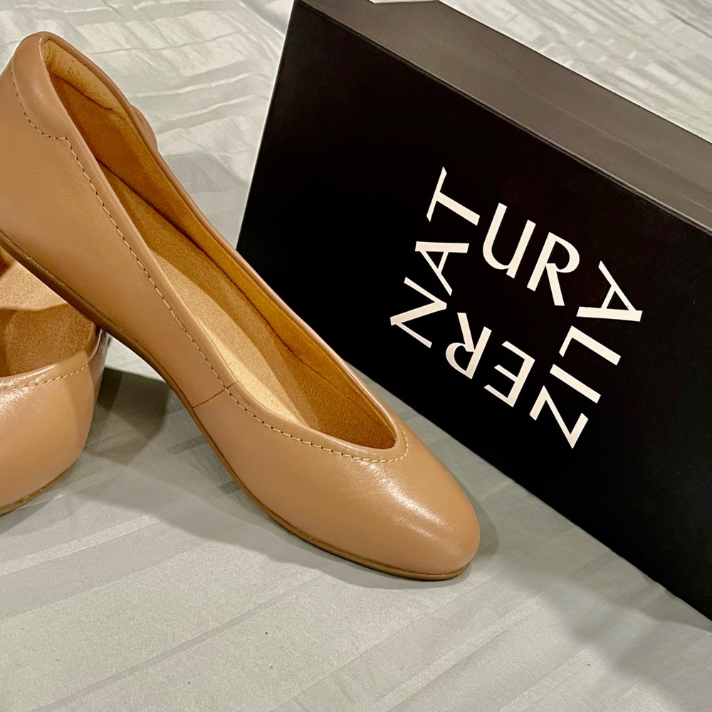 Slightly worn cremebrulle Vivienne color Naturalizer flats
